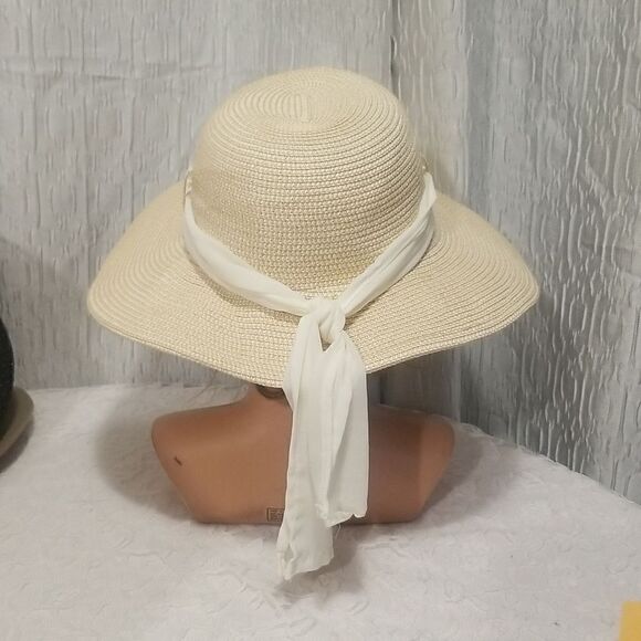 Women's hat pre-owned - Picture 4 of 6